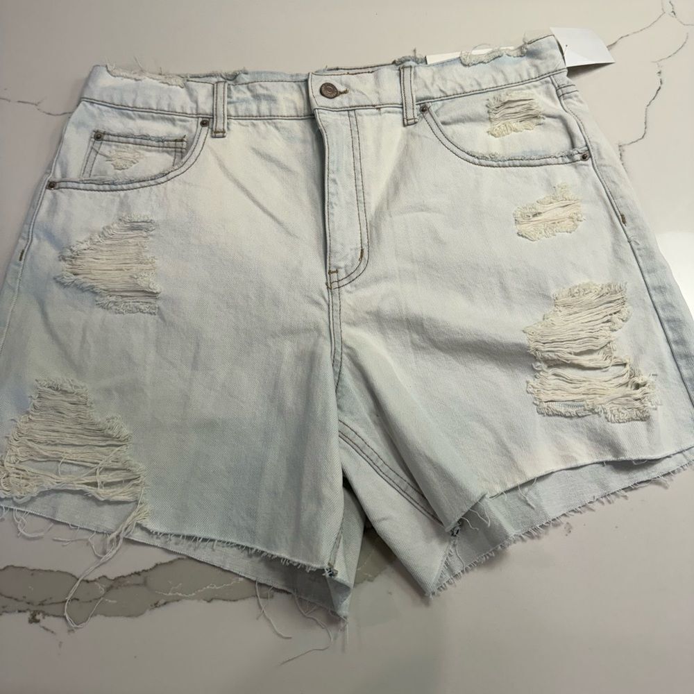 BDG denim Jean shorts Bermuda distressed size 32